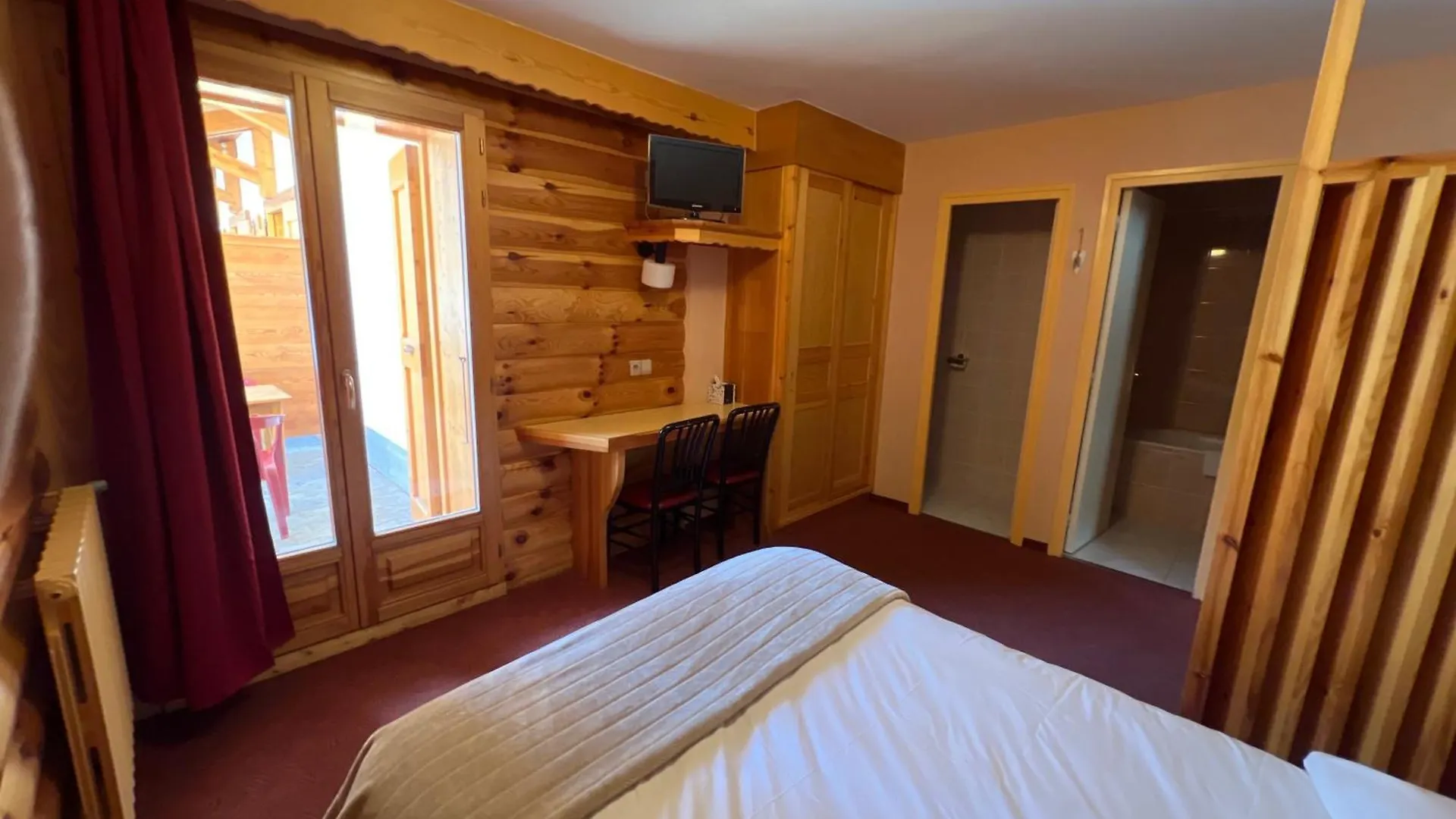 Hotel Restaurant La Pendine Les Pres Francia